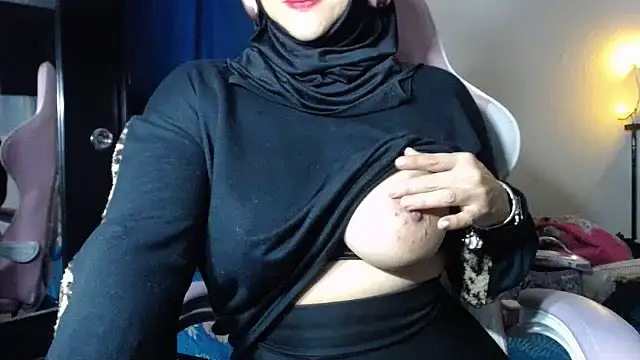 Snapshot of Jameela chatting on 02/14/25, 01:56 Jameela online show from 02/14/25, 01:56