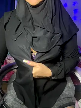 Snapshot of Jameela chatting on 11/12/25, 12:11 Jameela online show from 11/12/25, 12:11