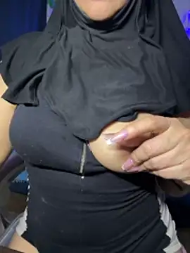 Snapshot of Jameela chatting on 11/13/25, 11:58 Jameela online show from 11/13/25, 11:58