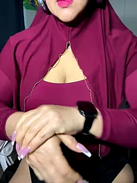 Snapshot of Jameela chatting on 11/16/25, 08:47 Jameela online show from 11/16/25, 08:47