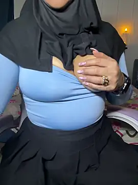 Snapshot of Jameela chatting on 12/15/25, 10:25 Jameela online show from 12/15/25, 10:25