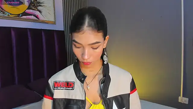 Snapshot of LauraAristizabal chatting on 06/17/26, 12:07 LauraAristizabal online show from 06/17/26, 12:07