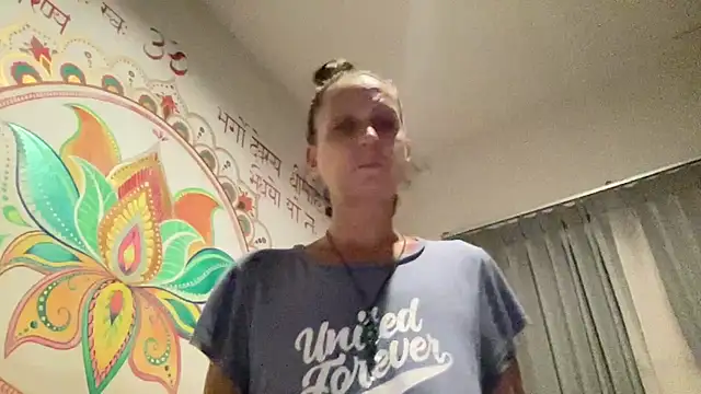 Snapshot of Sexy-Mel chatting on 02/07/26, 04:00 Sexy-Mel online show from 02/07/26, 04:00