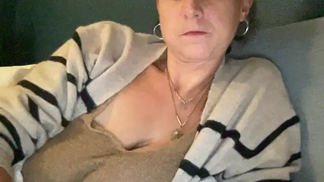 Snapshot of Sexy-Mel chatting on 02/20/26, 05:57 Sexy-Mel online show from 02/20/26, 05:57