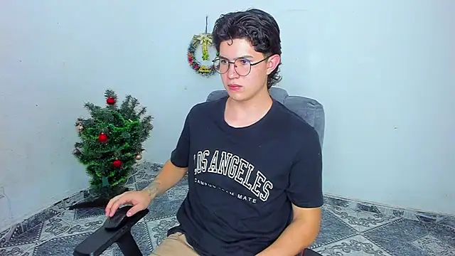 Snapshot of patrik_027 chatting on 12/20/24, 10:32 patrik 027 online show from 12/20/24, 10:32