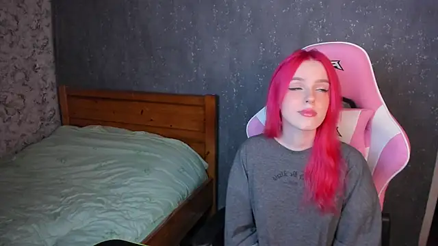 Snapshot of DavidAndSophie chatting on 12/15/24, 12:49 DavidAndSophie online show from 12/15/24, 12:49