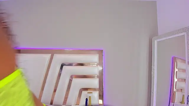 Aisharhodes00 online show from 02/04/26, 09:09