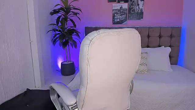 Snapshot of Stefhanyblow chatting on 03/12/25, 12:31 Stefhanyblow online show from 03/12/25, 12:31