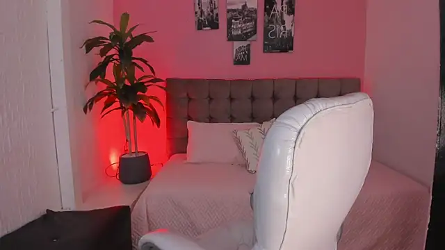 Snapshot of Stefhanyblow chatting on 03/18/25, 10:04 Stefhanyblow online show from 03/18/25, 10:04