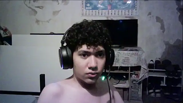 Snapshot of Emv2 chatting on 02/16/26, 03:57 Emv2 online show from 02/16/26, 03:57