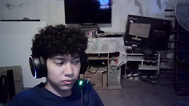 Snapshot of Emv2 chatting on 03/04/26, 01:28 Emv2 online show from 03/04/26, 01:28