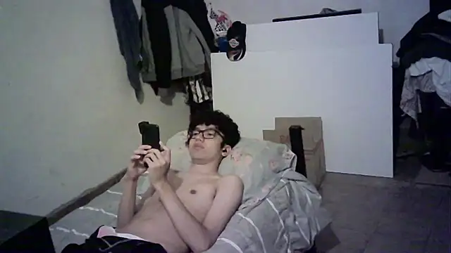 Snapshot of Emv2 chatting on 03/09/26, 02:48 Emv2 online show from 03/09/26, 02:48