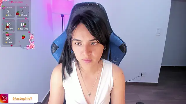 Snapshot of Miss_Nicole chatting on 11/14/25, 09:02 Miss Nicole online show from 11/14/25, 09:02