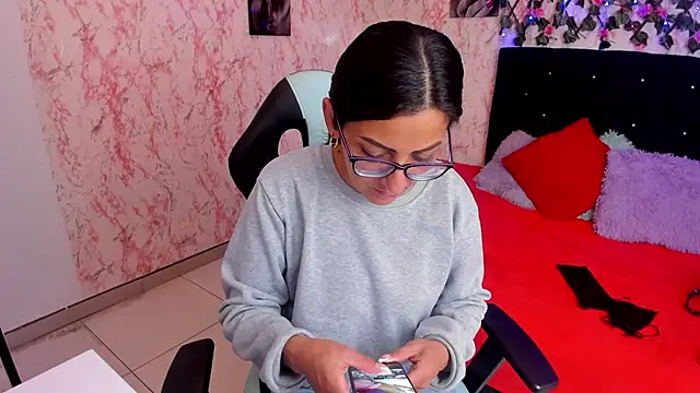 Snapshot of alma_blue chatting on 12/31/24, 04:35 alma blue online show from 12/31/24, 04:35