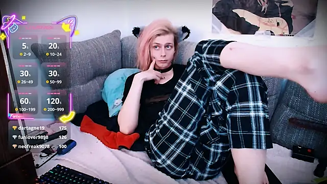 Snapshot of Littlepinkcat chatting on 10/28/25, 02:48 Littlepinkcat online show from 10/28/25, 02:48