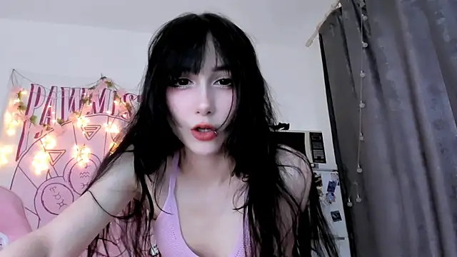 Snapshot of Holy420lolii chatting on 05/26/26, 04:47 Holy420lolii online show from 05/26/26, 04:47