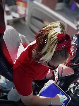 Snapshot of SummerBlueMoon chatting on 10/17/25, 07:05 SummerBlueMoon online show from 10/17/25, 07:05