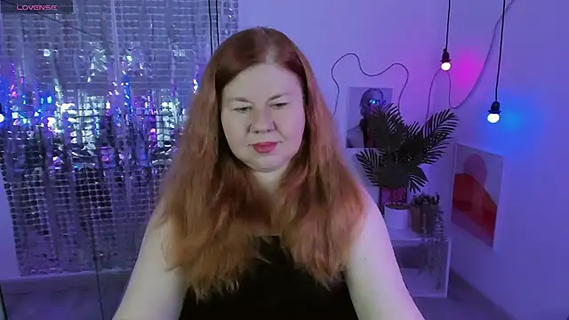 Snapshot of Mrs_Emilia chatting on 12/12/24, 02:00 Mrs Emilia online show from 12/12/24, 02:00