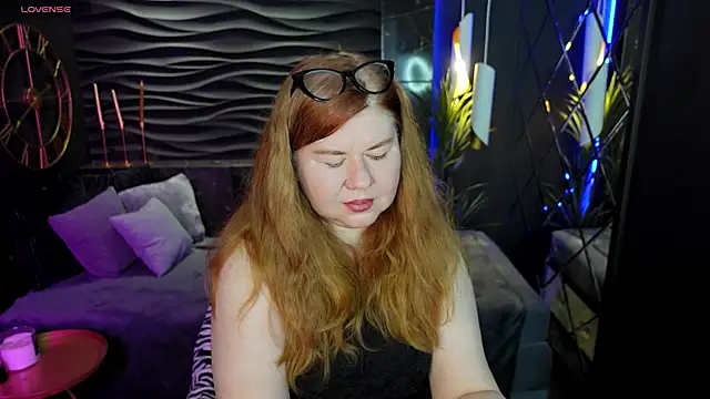 Snapshot of Mrs_Emilia chatting on 12/13/24, 02:43 Mrs Emilia online show from 12/13/24, 02:43