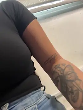 LunaBaker-1 online show from 11/17/25, 08:36