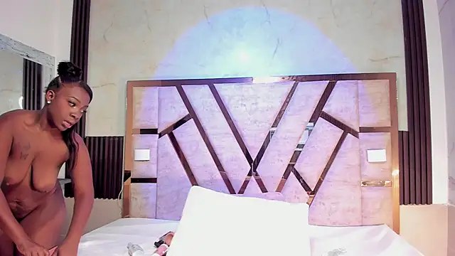 Athenea Mills online show from 12/04/25, 06:49