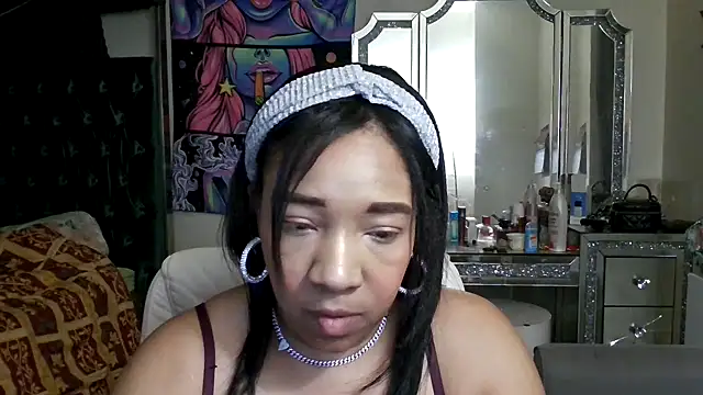 Snapshot of YasmineMinaj chatting on 01/14/25, 11:27 YasmineMinaj online show from 01/14/25, 11:27