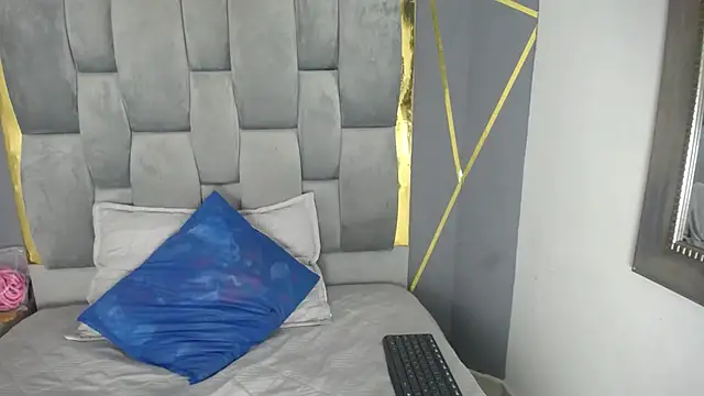 Snapshot of SalommeeT chatting on 02/07/25, 01:04 SalommeeT online show from 02/07/25, 01:04