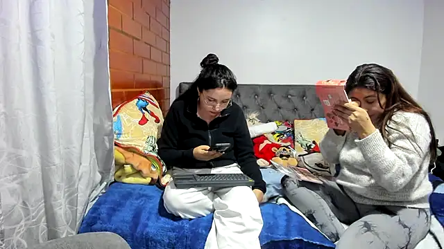  girls on fire  online show from 12/22/25, 11:02