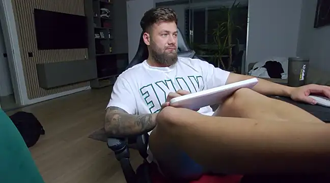 Snapshot of UbbeViking chatting on 03/05/25, 06:56 UbbeViking online show from 03/05/25, 06:56