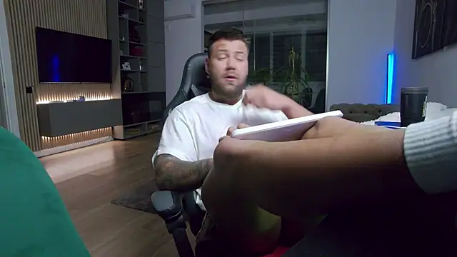 Snapshot of UbbeViking chatting on 12/14/25, 07:40 UbbeViking online show from 12/14/25, 07:40