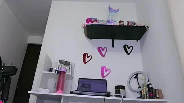 Snapshot of ari_sexy1 chatting on 12/19/25, 01:12 ari sexy1 online show from 12/19/25, 01:12