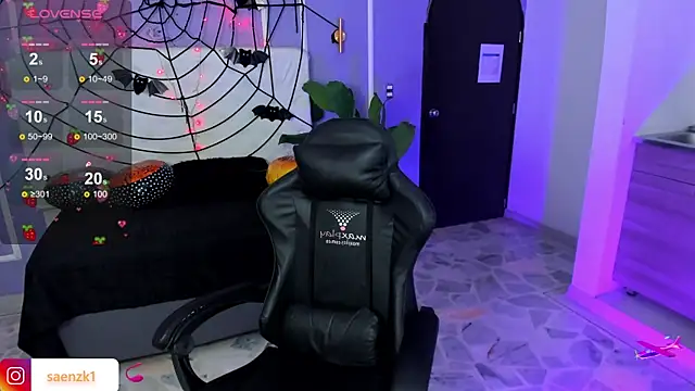 martinasaez online show from 10/28/25, 08:22