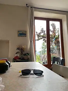 Snapshot of la_chiennete chatting on 11/01/25, 12:29 la chiennete online show from 11/01/25, 12:29