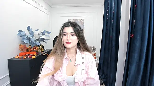 AnneTLi online show from 10/28/25, 03:32