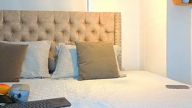 KeryHillson online show from 11/12/25, 11:54