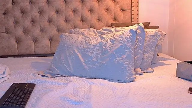 KeryHillson online show from 12/14/25, 01:05