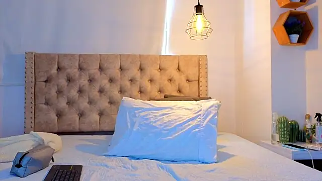 KeryHillson online show from 04/01/26, 01:41