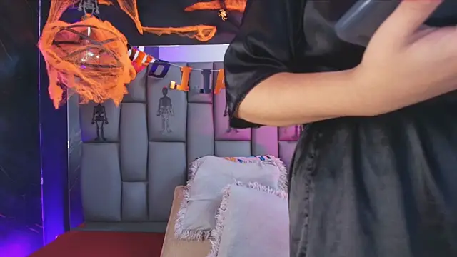  MiaBrown  online show from 10/28/25, 12:09