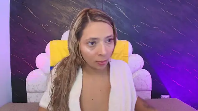 Snapshot of _MiaBrown_ chatting on 07/18/26, 12:09 MiaBrown online show from 07/18/26, 12:09