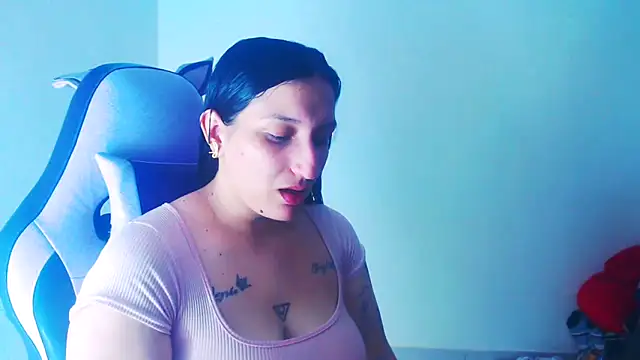 Snapshot of liz_dirty chatting on 06/12/26, 10:30 liz dirty online show from 06/12/26, 10:30