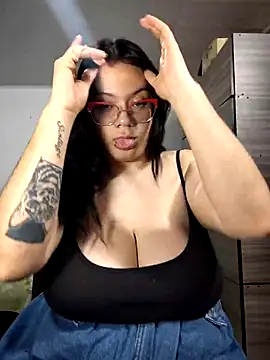 Snapshot of SharaPatinson chatting on 11/19/25, 08:42 SharaPatinson online show from 11/19/25, 08:42