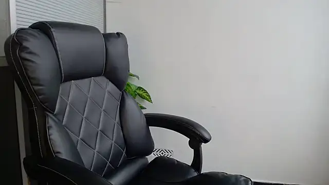 Snapshot of Tiffanysurez_ chatting on 07/18/26, 10:02 Tiffanysurez online show from 07/18/26, 10:02