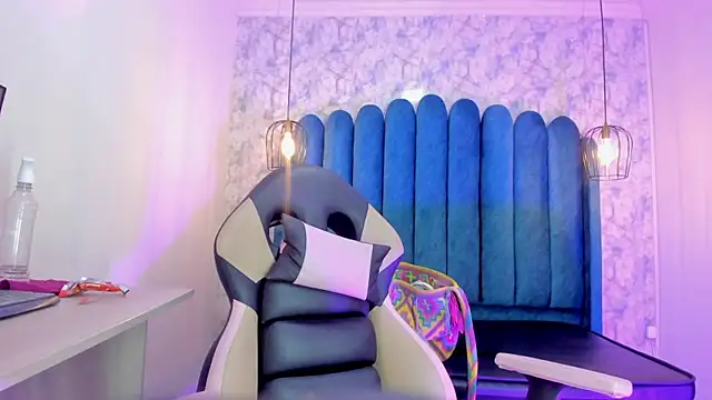 nalalye cruzz  online show from 09/18/25, 02:02