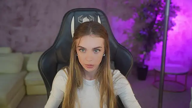 Snapshot of Anabelka054 chatting on 11/19/25, 11:32 Anabelka054 online show from 11/19/25, 11:32