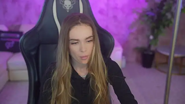 Snapshot of Anabelka054 chatting on 12/15/25, 11:36 Anabelka054 online show from 12/15/25, 11:36