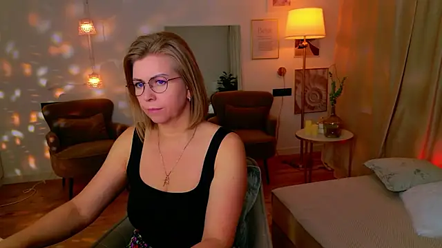 Annie Light online show from 05/02/26, 08:30