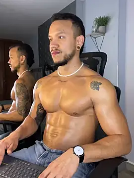 Snapshot of ARON_TAYLER01 chatting on 01/12/25, 12:44 ARON TAYLER01 online show from 01/12/25, 12:44