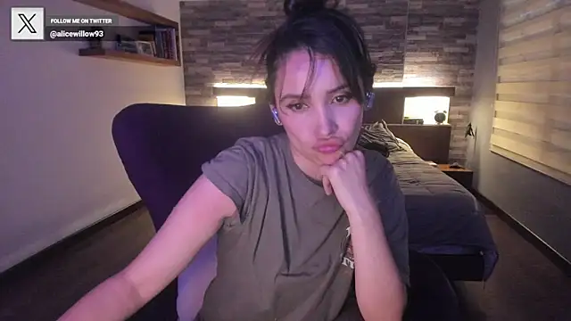 Snapshot of alicewilloww chatting on 10/01/25, 11:00 alicewilloww online show from 10/01/25, 11:00