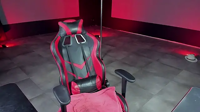 Snapshot of dirty-boss chatting on 02/14/25, 04:37 dirty-boss online show from 02/14/25, 04:37