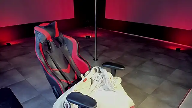 Snapshot of dirty-boss chatting on 02/28/25, 01:47 dirty-boss online show from 02/28/25, 01:47